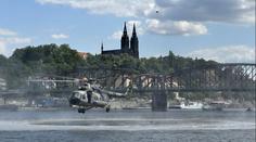 Nevšední podívaná u Vltavy. Česká armáda předváděla zbraně i techniku