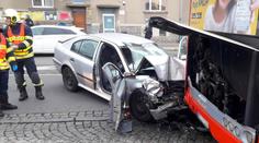 Senior v Plzni naboural auto v protisměru, pak ještě autobus