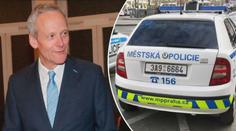 Utržené knoflíky, údery břichem: Na jednání Prahy 4 zasahovali strážníci