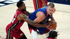 Jokič zaznamenal triple-double a Denver bere první finálovou výhru