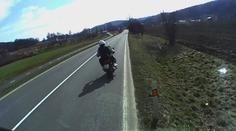 Vražedná jízda motorkáře. Vytlačil ze silnice kamion, ten se zřítil do příkopu
