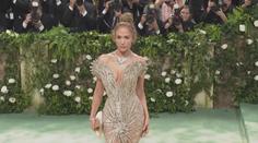 Celebrity se blýskly na akci Met Gala. Vstupenky stály i dva miliony korun