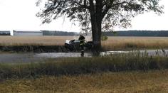 Opel dostal smyk a narazil do stromu. Řidič zemřel, tři zranění