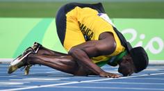 Poslední závod a Bolt dojal sám sebe! Líbal dráhu a děkoval