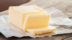 Muž podezřelý z krádeže utíkal před ostrahou. Z kapsy vytrousil 7 kilo másla