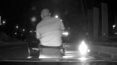 Přes obrubníky, pak v protisměru. Řidič prchal policistům marně