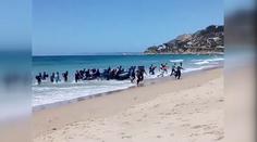 Poplach na pláži! Z člunu vyskočili migranti a běželi mezi turisty!