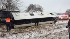 Autobus plný dětí havaroval u Jihlavy. Záchranáři ošetřili 29 zraněných
