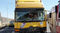 Na hradecké dálnici si počkáte kvůli nehodě kamionu
