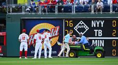 Při zápase MLB se fanoušek zřítil z tribuny. Natahoval se pro míček