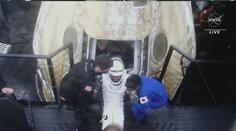Posádka páté mise SpaceX bezpečně přistála u pobřeží Floridy