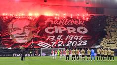 Fanoušci Slavie uctili památku Františka Cipra. Fotbalisté pak porazili Brno