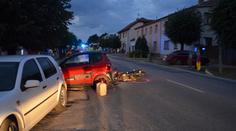 Při střetu motocyklu s menším autem se zranil motorkář! Skončil v nemocnici