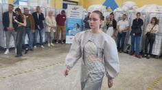 Oblečení se dá vyrábět i ze starých materiálů. V Jihlavě to ukázali mladí návrháři