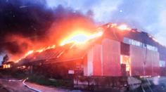 Hasiči krotili plameny v objektu na Bruntálsku. Škoda je 20 milionů