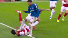Selhání VAR v Anglii: Hráč šlápl soupeři na krk, bez karty. Legendy nechápou