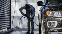 Samoobslužné myčky: Jak ušetřit za mytí auta a čeho se určitě vyvarovat