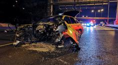 Nehoda na Jižní spojce! Poražený sloup, vytržený motor a řidič utekl