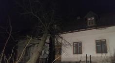Hasiči kvůli orkánu posílili směny, v Pekle spadl strom přímo na dům