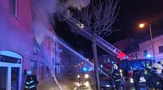 Mohutné plameny zachvátily dům v Duchcově, mezi zraněnými jsou děti