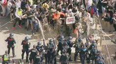 V Austrálii propukly násilné protesty, policisté použili slzný plyn