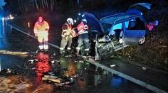 Vážná nehoda na jihu Čech. Při čelní srážce aut zemřela jedna žena