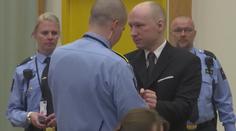 Zabil 77 lidí. Breivik chce po deseti letech ve vězení na svobodu