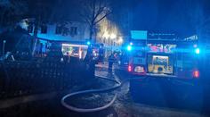 Požár zachvátil ubytovnu v Praze. Jeden člověk zemřel, mezi zraněnými jsou i policisté