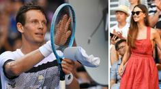 Berdych se potil na kurtu a Ester na tribuně. Ale bez podprsenky!
