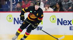 Památný večer pro Quinna Hughese. Bek Vancouveru se zapsal do historie NHL
