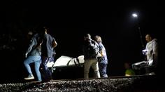 Sedmičlenná skupinka přecházela přes koleje, čtyři nepřežili