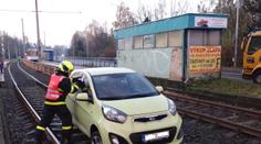Myslela, že jede po rozbité silnici! Auto ale bylo na kolejích tramvaje
