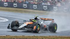 Déšť, nehody, penalizace. Silverstone ovládl Norris, překvapení na třetím místě