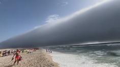 Na portugalské pláži natočili roll cloud. V Evropě je vzácný, lidé začali panikařit