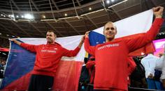 Těsně po příletu:Oštěpaři Vadlejch a Frydrych přivezli medaile z MS