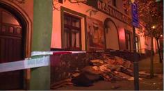 Výbuch plynu otřásl restaurací, poničil i zaparkovaná auta