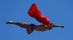 Extrémní skokan Navrátil slavil stylově. Do vody se vrhl jako Superman