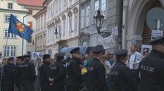 Opevněná Sněmovna? Poslanci chtějí lepší zabezpečení ulice