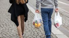 Konec "igelitek" v obchodech zdarma! Brzy za ně budeme platit