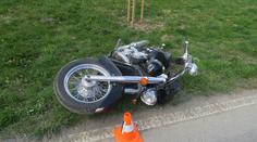 Na Domažlicku zemřel při nehodě motorkář, v Opavě bourali policisté