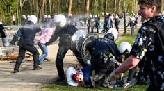 Aprílový žert se zvrtnul. Tisíce lidí v Belgii policie rozháněla vodními děly