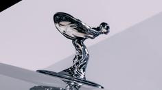 Rolls-Royce mění svoji ikonickou sošku. Musela se přikrčit kvůli elektromobilitě