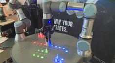 Vaří kafe, hrají karty i Člověče, nezlob se. Brno hostí robotí konferenci