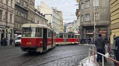 V centru Prahy vykolejila tramvaj. Prorazila zábradlí na chodníku
