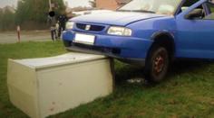 Auto při nehodě uvízlo, zfetovaný šofér si volal na pomoc kamaráda!