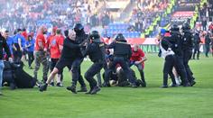 Dohry řádění fotbalových chuligánů: Tři zraněné odvážela záchranka