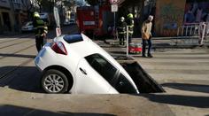 FOTO: Řidička to v Praze zapíchla do výkopu. Auto museli vytahovat hasiči