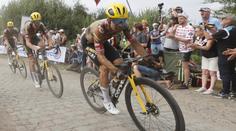 Upadl na Tour kvůli balíku slámy. Roglič si nahodil vykloubené rameno a jel dál