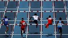 Nečekané trable atleta, při běhu mu vypadávalo přirození. Skončil poslední