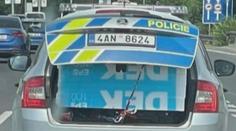 Policejní meloušek? Fotka zachycuje služební vůz naložený stavebním materiálem